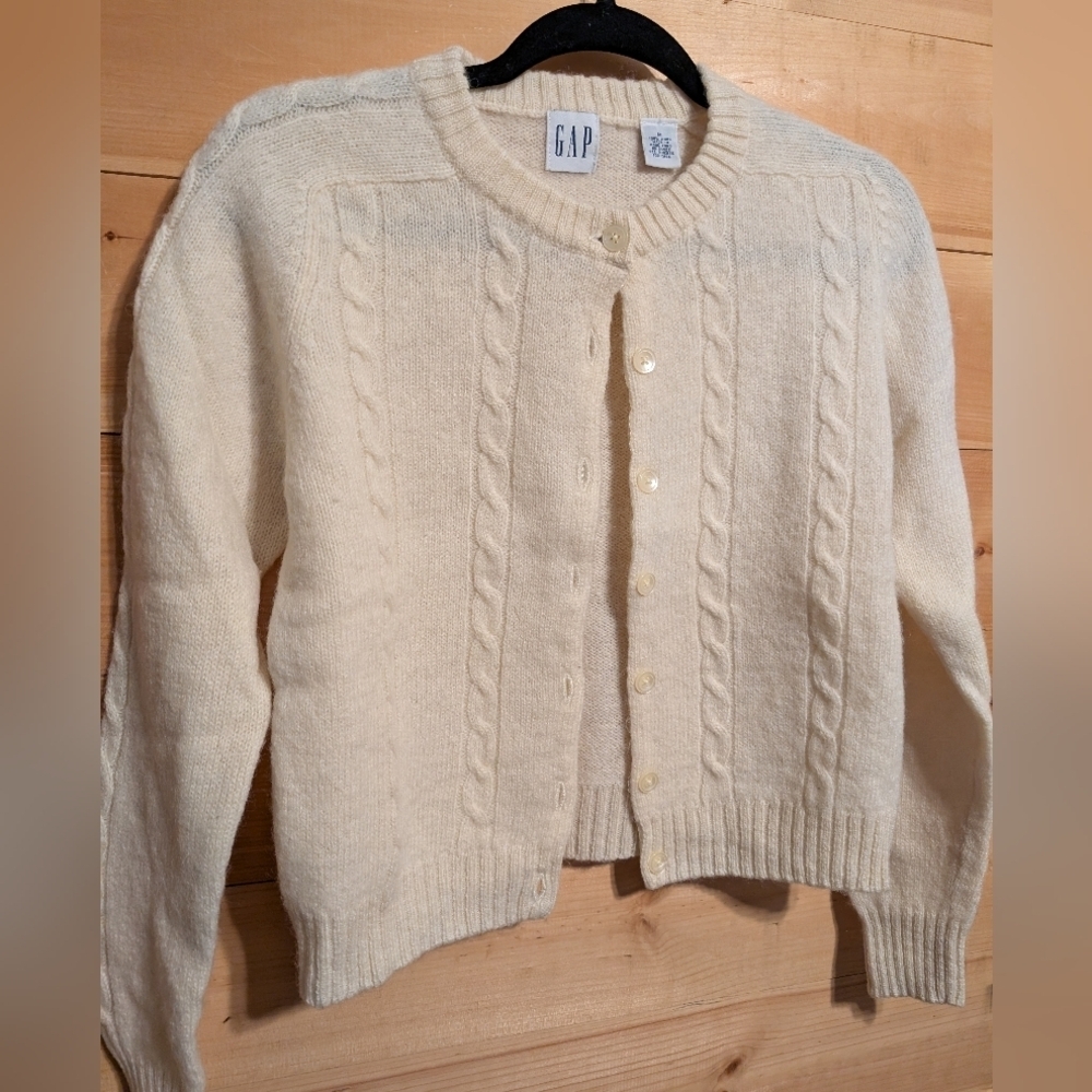 GAP Women's Ivory Cable Knit Cardigan.. Great Loved Condition.. Medium
